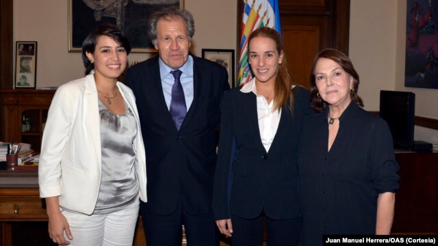 El secretario general de la OEA, Luis Almagro junto a Patricia de Ceballos, Lilian Tintori y Mitzy Capriles. [Juan Manuel Herrera/OAS].