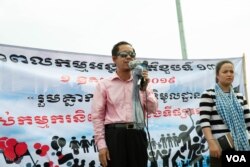 រូបឯកសារ៖ លោក រ៉ុង ឈុន ប្រធានសហព័ន្ធ​សហជីពកម្ពុជាថ្លែង​នៅក្នុង​ការ​ប្រមូល​ផ្តុំ​គ្នា​របស់​អង្គការ​សង្គម​ស៊ីវិល​អំឡុង​ទិវាពលកម្ម​អន្តរជាតិ​លើក​ទី​១៣៣ នៅ​ទីលាន​ប្រជាធិបតេយ្យ​កាលពី​ព្រឹក​ថ្ងៃទី​០១ ខែឧសភា ឆ្នាំ២០១៩។ (ទុំ ម្លិះ/VOA)