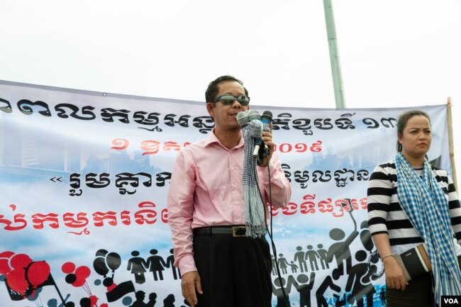 រូបឯកសារ៖ លោក រ៉ុង ឈុន ប្រធានសហព័ន្ធសហជីពកម្ពុជាថ្លែងនៅក្នុងការប្រមូលផ្តុំគ្នារបស់អង្គការសង្គមស៊ីវិលអំឡុងទិវាពលកម្មអន្តរជាតិលើកទី១៣៣ នៅទីលានប្រជាធិបតេយ្យកាលពីព្រឹកថ្ងៃទី០១ ខែឧសភា ឆ្នាំ២០១៩។ (ទុំ ម្លិះ/VOA)