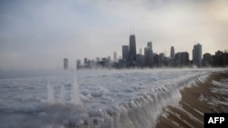 기록적 추위로 인해 미국 일리노이주 시카고의 미시간호가 얼어붙었다.
