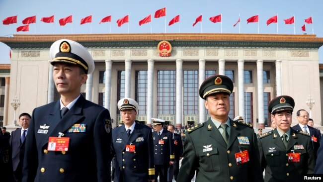中国全国人大会年会开幕前参加会前会议的军队代表离开北京人大会堂。（2019年3月4日）