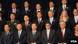 參加華盛頓舉行的“美中安全與經濟對話”會談的部份人員。前排中間四人為（左起）楊潔篪、汪洋、傑克‧盧、伯恩斯（美國之音林楓拍攝）