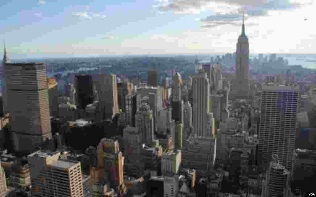 Para obtener una panorámica de la ciudad de Nueva York, suba los 86 pisos hasta el tejado del famoso Empire State Building.