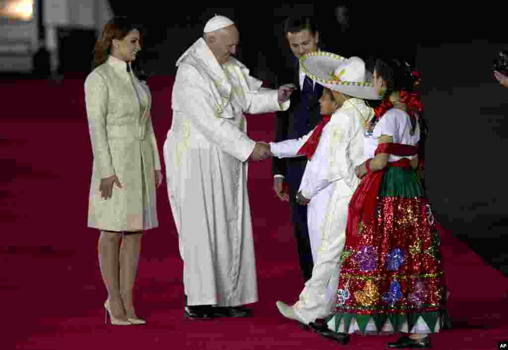 پوپ فرانسس کا میکسیکو کے صدر اینریک پینیا نیئتو اور ان کی اہلیہ انجلیکا رویرا نے روایتی رقص اور پوپ کے مداحوں کے ایک بڑے مجمعے کے ساتھ کیا۔