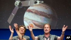 Cientistas da NASA, Scott Bolton e Rick Nybakken congratulam-se com êxito da sonda Juno.