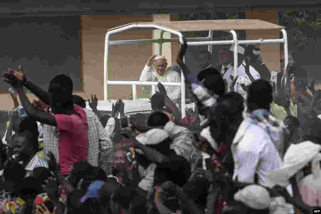 Papa Francisco acena à multidão na visita à escola Koudoukou, onde se encontrou com a comunidade muçulmana, após ter deixado a Mesquita Central no bairro PK5 em Bangui, capital da República Centro-Africana. Nov., 30.