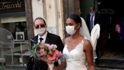 В Італії одружена пара у масках на церемонії лише зі свідками і без гостей, оскільки зібрання заборонені через карантин. Неаполь 20 березня 2020 р.
