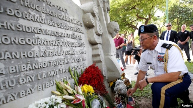 美国驻越南大使馆的武官 Ton Tuan 2018年8月27日在河内的麦凯恩纪念馆向已故的美国参议员约翰·麦凯恩（R-AZ）表示敬意。