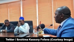 ARCHIVES - Le Premier ministre Ibrahima Kassory Fofana, à droite, discute avec des représentants des syndicats et du patronat à Conakry, Guinée, 18 juillet 2018. (Twitter/ Ibrahima Kassory Fofana)