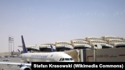 ເຮືອບິນ A320 ຂອງສາຍການບິນ ຊາອຸດີ ອາຣາເບຍຈອດຢູ່ ສະໜາມບິນກະສັດ ຄາລິດ,​ ນະຄອນຫຼວງ ຣີຢາດ, ປະເທດ ຊາອຸດີ ອາເຣເບຍ.