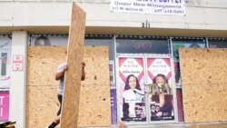 Në qytetin Lafayette banorët bllokojnë dritaret