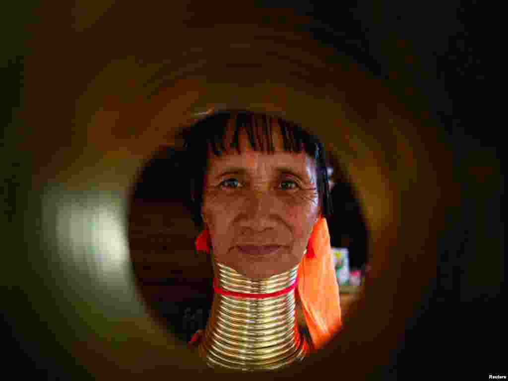میانمار کی کیان قبیلے کی خواتین میں لمبی گردن کا رواج ہے