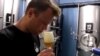 Tomas Hezink iz pivare "De Prael" u Amsterdamu testira pivo napravljeno s kišnicom