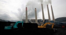 Ekskavator menimbun batu bara di tempat penyimpanan di sebuah pembangkit di Suralaya, Banten, 20 Januari 2010. (Foto: Ilustrasi/Reuters)