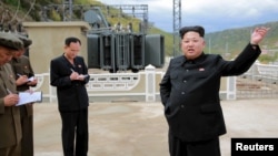Lãnh tụ Bắc Triều Tiên Kim Jong Un ra chỉ thị trong chuyến thị sát nhà máy điện Paektusan Hero Youth ở Bình Nhưỡng.