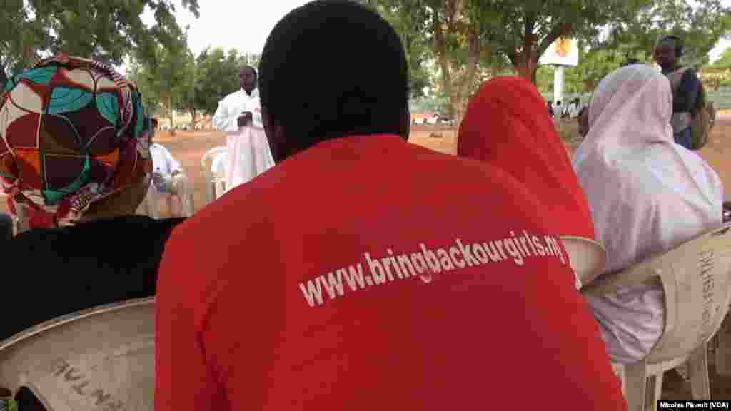 Un militant portant un tee-shirt du mouvement "Bring Back Our Girls", à Unity Fountain, à Abuja, le 7 mars 2016. (VOA/Nicolas Pinault)