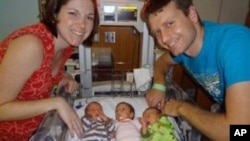 ນາງ Lauren ແລະທ້າວ David Perkins ຖ່າຍຮູບກັບລູກນ້ອຍ 3 ຄົນໃນຈໍານວນ 6 ຄົນຂອງພວກເຂົາເຈົ້າ ທີ່ເກີດກ່ອນກໍານົດ ທີ່ໂຮງໝໍສໍາລັບເດັກຂອງລັດເທັກຊັສ ໃນເດືອນເມສາທີ່ຜ່ານມາ