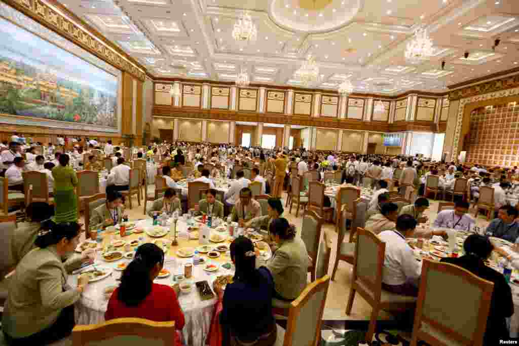 လႊတ္ေတာ္သစ္နဲ႔လႊတ္ေတာ္ေဟာင္း ကိုယ္စားလွယ္မ်ား ေန႔လည္စာ ဂုဏ္ျပဳ