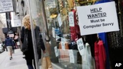 Sebuah toko di New York menawarkan lowongan kerja di pintu masuk (foto: dok). Ekonomi Amerika menciptakan 211 ribu lapangan pekerjaan pada November.