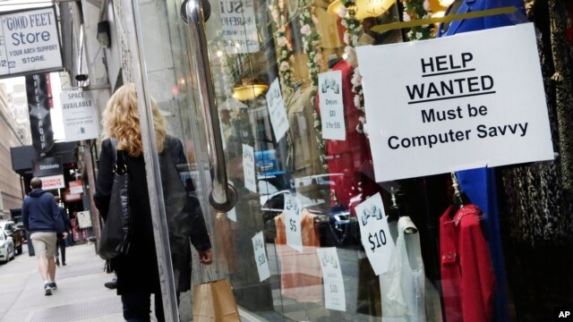 Un cartel en una tienda en la ciudad de Nueva York solicita empledos.
