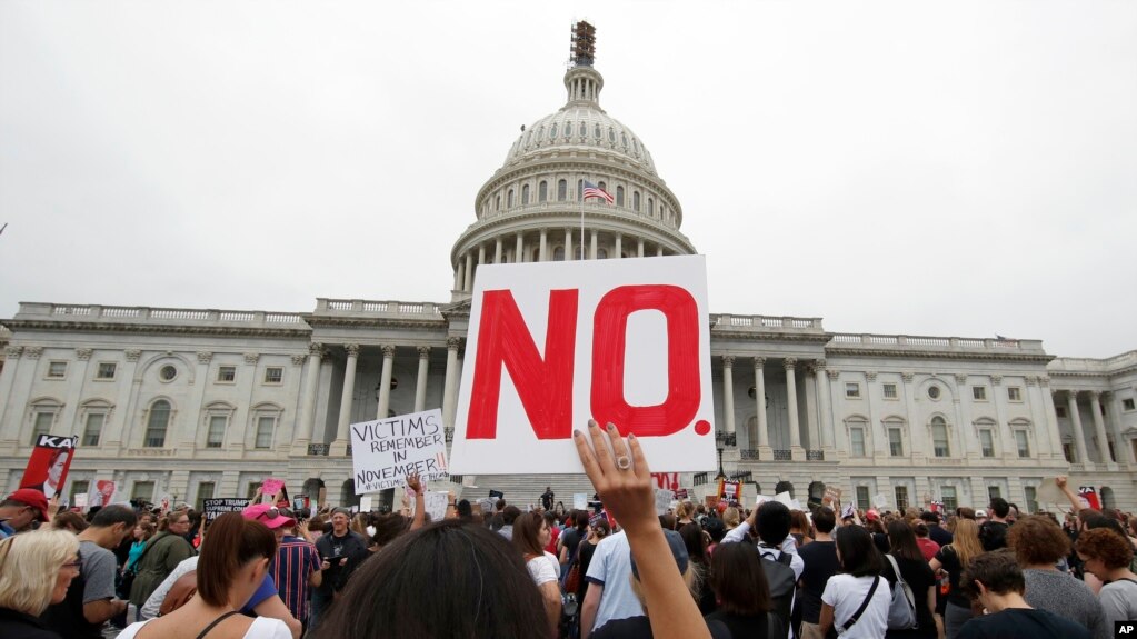 Dân biểu tình trước điện Capitol để phản đối cuộc biểu quyết chuẩn thuận ứng viên Brett Kavanaugh vào Tối Cao Pháp Viện, Ảnh chụp điện Capitol, trự sở Quốc Hội Hoa Kỳ ở Washington.vào ngày 6/10/ 2018, 