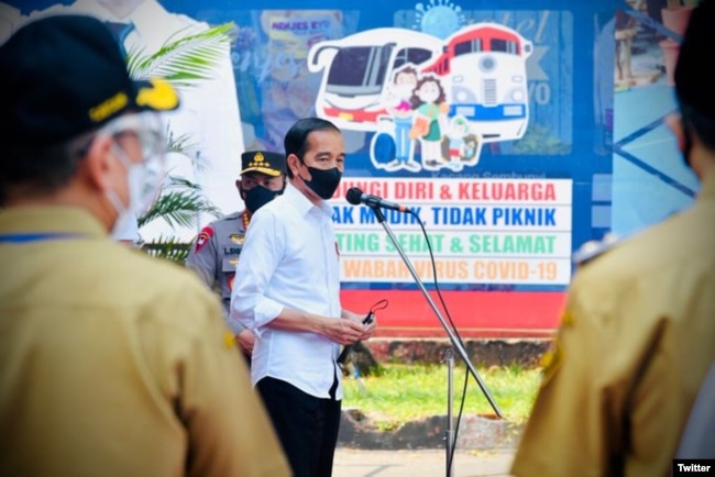 Presiden Jokowi setelah Peninjauan Kegiatan Vaksinasi COVID-19 bagi Masyarakat, 7 September 2021, di Pusat Informasi Pariwisata dan Perdagangan (PIPP), Kota Blitar, Jatim. (Twitter/@setkabgoid)