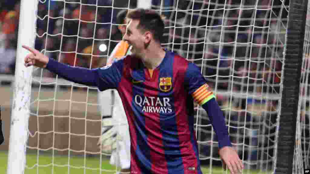 Lionel Messi de Barcelone célèbre après avoir marqué contre Apoel pendant le match de football de la Ligue des Champions, Groupe F, entre Apoel et Barcelone, au stade GSP, à Nicosie, Chypre, le mardi 25 novembre 2014.