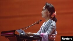 미얀마의 민주화 지도자 아웅산 수치 여사가 12일 네피도에서 열린 평화회의 개막식에서 연설하고 있다.