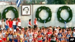 Un memorial de la Maratón lleva el retrato de Spiridon Louis en esta carrera de 1997.