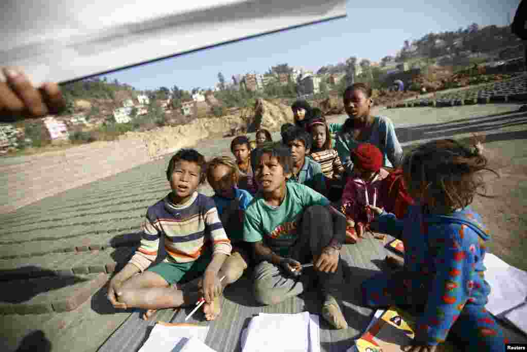 نیپال میں اینٹوں کے بھٹے پر کام کرنے والے بچوں کو ایک غیر سرکاری تنظیم کی طرف سے پڑھنا اور لکھنا سکھایا جاتا ہے۔