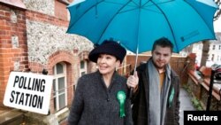 Caroline Lucas del Partido Verde sale de lugar de votación donde su hijo Isaac emitió su voto en la elección general en Brighton, Reino Unido, el 12 de diciembre de 2019.