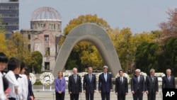 G-7 နိုင်ငံခြားရေးဝန်ကြီးများ Hiroshima ငြိမ်းချမ်းရေး အထိမ်းအမှတ် ပန်းခြံအတွင်း တွေ့ရစဉ်။