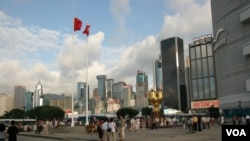 香港商业区飘扬着中国国旗（美国之音方远拍摄）