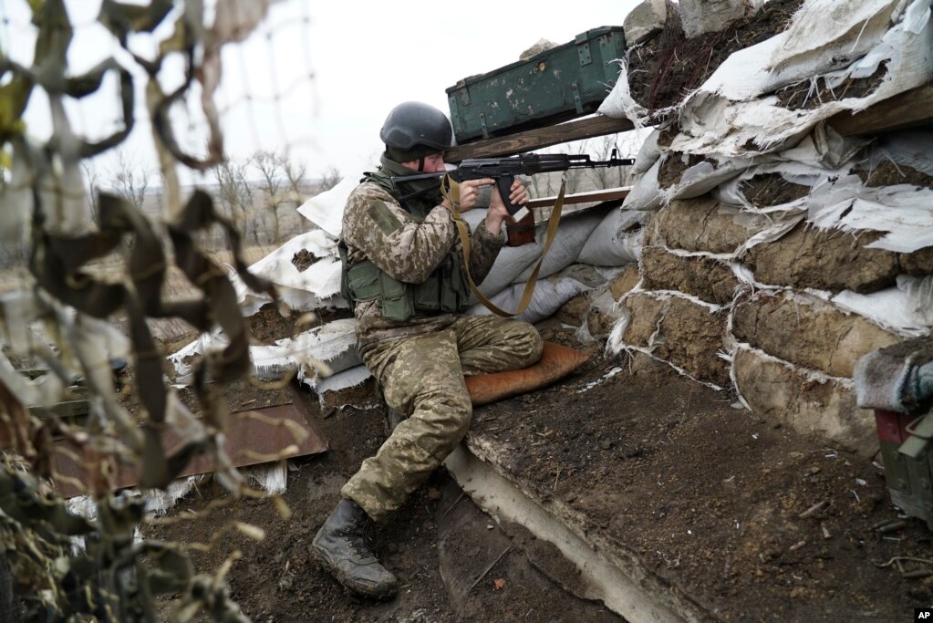 우크라이나 도네츠크의 러시아 접경 지역에서 우크라이나군이 보초를 서고 있다. 러시아군이 크림반도 케르치 해협을 통과하는 우크라이나 3척을 나포하는 사건이 발생한 후 러시아와 우크라이나 사이의 긴장이 고조되고 있습니다.&nbsp;