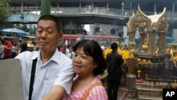 Turis Asia sedang selfie di depan kuil Erawan di Bangkok, Thailand, 22 Oktober 2015. (Foto: dok).