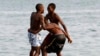 Jovens brincam numa praia em Luanda (Foto de Arquivo)