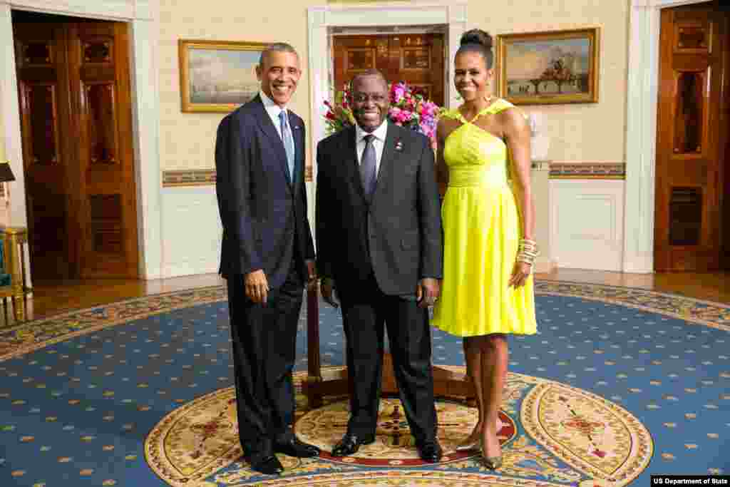 Presidente Barack Obama e a Primeira-dama Michelle Obama com Manuel Domingos Vicente, Vice-Presidente da República de Angola, na Sala Azul por ocasião do jantar da Cimeira Estados Unidos/Líderes Africanos na Casa Branca, Ago. 5, 2014.