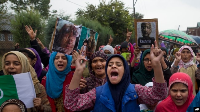 资料照：克什米尔人在印控克什米尔斯利那加郊区的抗议活动中高喊口号，反对印度取消穆斯林占多数的克什米尔半自治地位。（2019年10月4日）