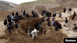 Dân làng Afghanistan đào bới tại nơi xảy ra vụ lở đất để tìm kiếm người sống sót, ngày 4/5/2014.
