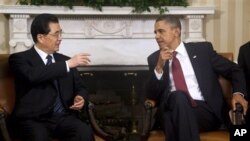 백악관에서 상호관심사를 논의하는 후진타오 중국국가주석(좌)과 오바마 대통령