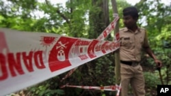 Indian policeman inspects site where 22-year-old woman was gang raped in Mahalaxmi area in Mumbai India, Aug. 23, 2013. 