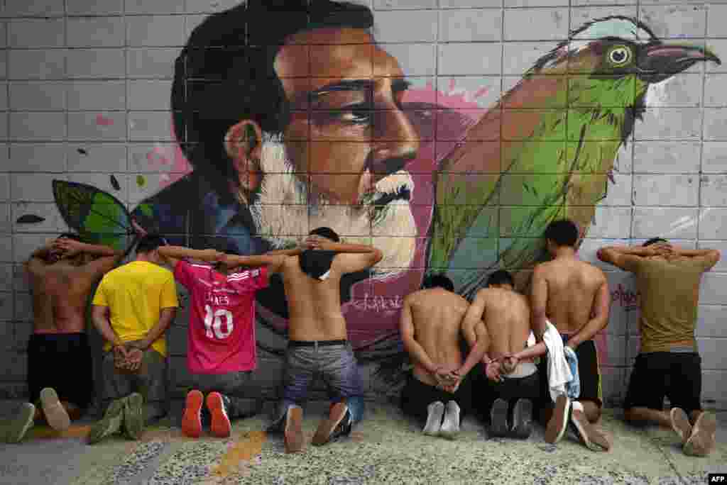 Orang-orang yang diduga anggota geng Barrio 18 ditahan oleh Polisi Sipil Nasional dalam sebuah operasi di San Salvador, 11 Mei 2015.