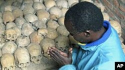 Un survivant prie sur les crânes de victimes du génocide à Nyamata, Rwanda (avril 2004)
