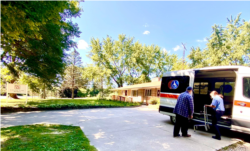 Seorang penghuni nursing home di AS dijemput dengan transportasi Medic1 untuk konsultasi dengan dokter. (Foto: Courtesy/Loving Care Foster Homes, Michigan)