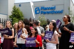 미국 미주리주 세인트루이스의 ‘가족계획협회(Planned Parenthood)’ 클리닉 밖에서 지난 6월 낙태 반대자들이 시위를 하고 있다. (자료사진)