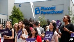 미국 미주리주 세인트루이스의 ‘가족계획협회(Planned Parenthood)’ 진료소 밖에서 지난 6월 낙태 반대자들이 시위를 하고 있다.