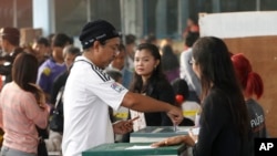 Warga setempat memasukkan surat pilihannya ke kotak suara di sebuah TPS di Bangkok, Thailand, 2 Februari 2014 (Foto: dok).