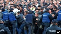 Тутунарите протесираат пред Собранието, приврзаниците на власта пред седиштето на опозицијата