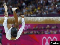 Gabby Douglas perdió el equilibrio y la oportunidad de ganar medalla.