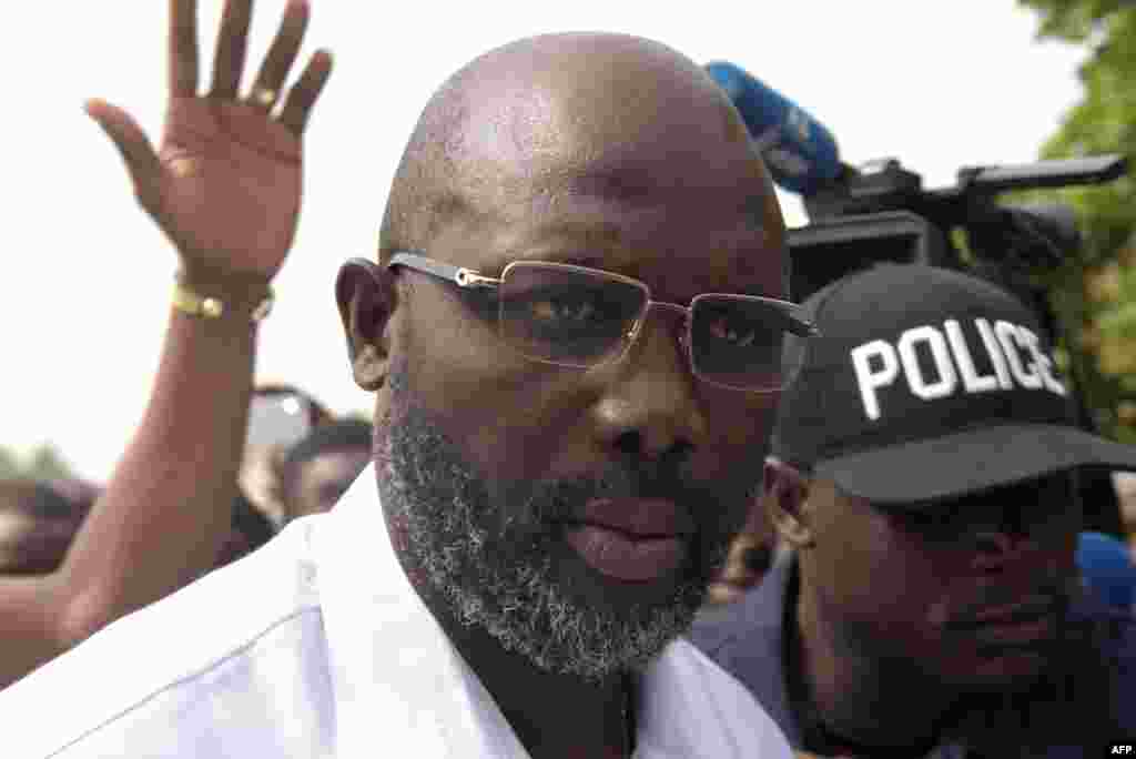 George Weah s'adresse aux journalistes après avoir voté pour le second tour de l'élections présidentielle, le 26 décembre 2017, dans un bureau de vote à Monrovia.